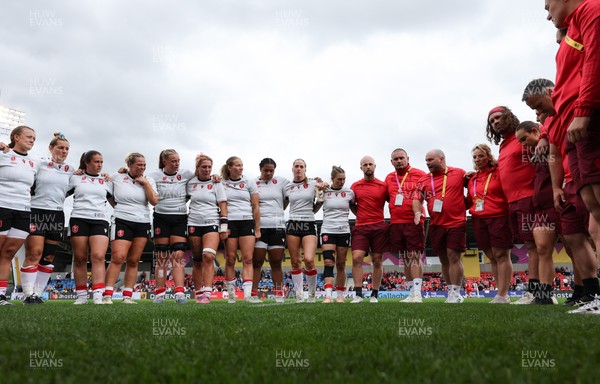 300825 - Canada v Wales, Women’s Rugby World Cup - The Wales team huddle up at the end of the match
