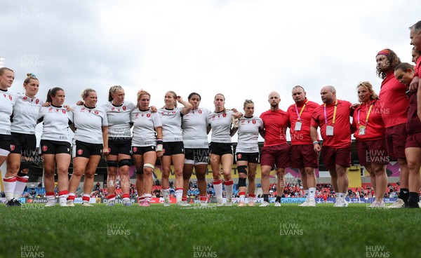 300825 - Canada v Wales, Women’s Rugby World Cup - The Wales team huddle up at the end of the match