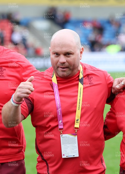 300825 - Canada v Wales, Women’s Rugby World Cup - Sean Lynn, Wales Women head coach, speaks to the team at the end of the match