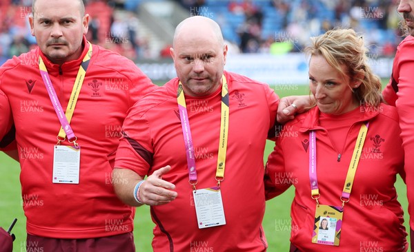300825 - Canada v Wales, Women’s Rugby World Cup - Sean Lynn, Wales Women head coach, speaks to the team at the end of the match