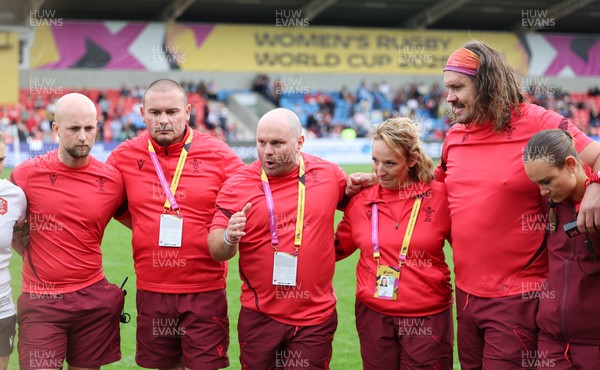 300825 - Canada v Wales, Women’s Rugby World Cup - Sean Lynn, Wales Women head coach, speaks to the team at the end of the match