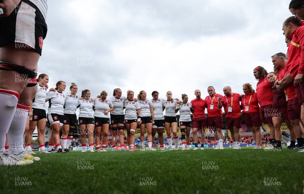 300825 - Canada v Wales, Women’s Rugby World Cup - The Wales team huddle up at the end of the match