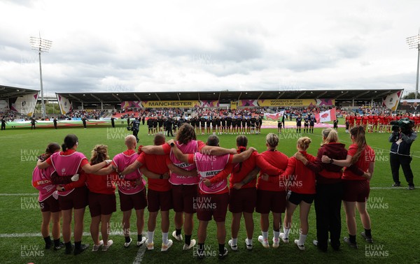 300825 - Canada v Wales, Women’s Rugby World Cup - The Wales team line up for the anthems