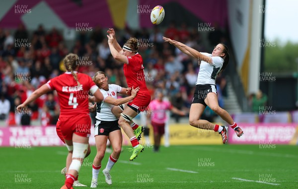 300825 - Canada v Wales, Women’s Rugby World Cup - Nel Metcalfe of Wales looks to take the ball