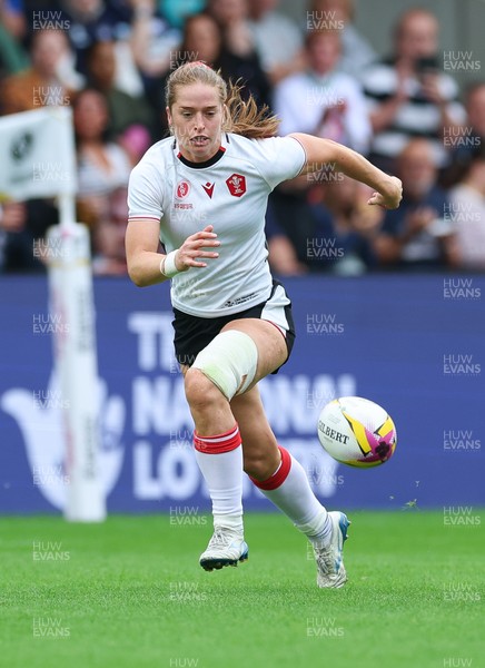 300825 - Canada v Wales, Women’s Rugby World Cup - Lisa Neumann of Wales