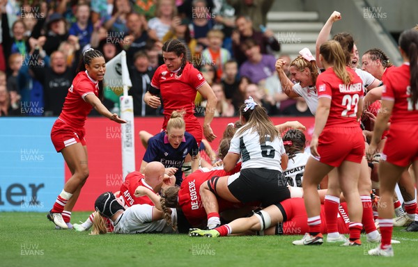 300825 - Canada v Wales, Women’s Rugby World Cup - Kelsey Jones of Wales crosses the line but the try is not given