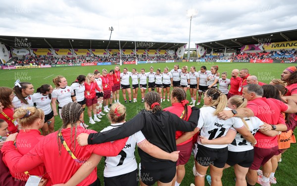 300825 - Canada v Wales, Women’s Rugby World Cup - The Wales team huddle up at the end of the match