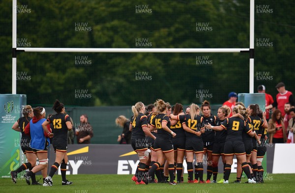 130817 - Canada v Wales - Women's Rugby World Cup - Wales players huddle