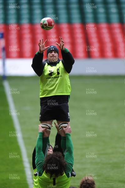 12.02.10 Wales rugby training... Martyn Williams in the lineout. 