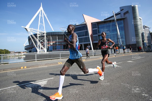 030923 - Cardiff CDF 10K - Lead runners pass the Principality Stadium