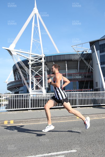 030923 - Cardiff CDF 10K - Lead runners pass the Principality Stadium