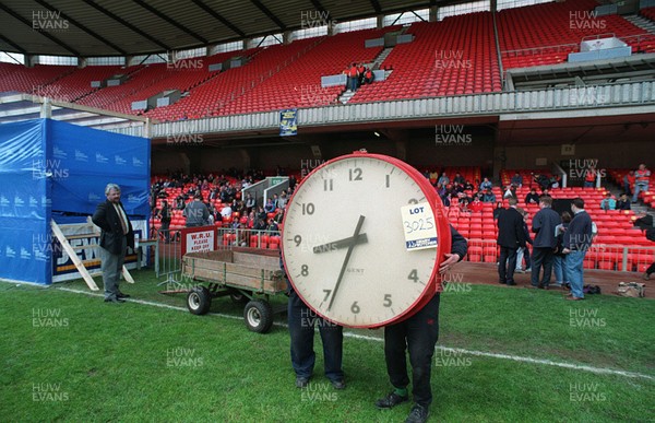 270497 - Cardiff Arms Park Auction - The clock is put up for auction