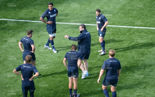 200813 - Cardiff Blues Artificial Pitch Unveiling at Cardiff Arms Park -Phil Davies talks to his players during training on the new artificial pitch at Cardiff Arms Park