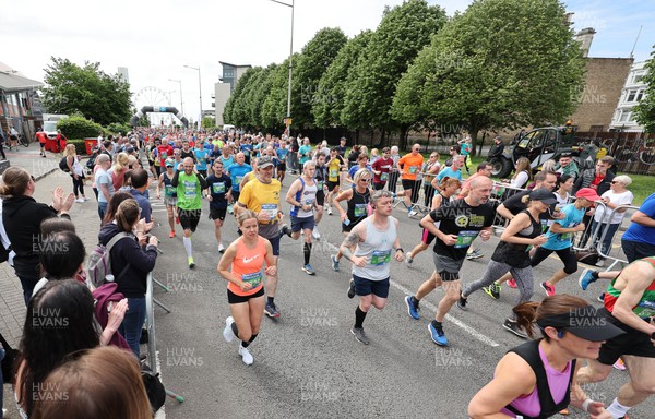 220522 - Brecon Carreg Cardiff Bay Run 10k - Runners set off at the start