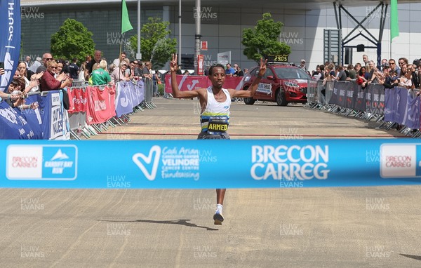 220522 - Brecon Carreg Cardiff Bay Run 10k - Omar Ahmed comes home to win the race