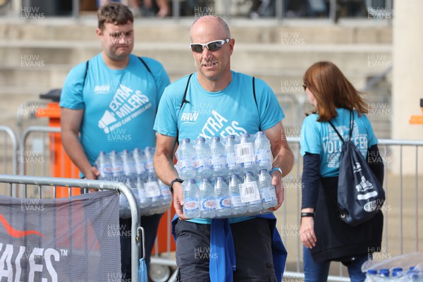 220522 - Brecon Carreg Cardiff Bay Run 10k - Volunteer Extra Milers help out at the run