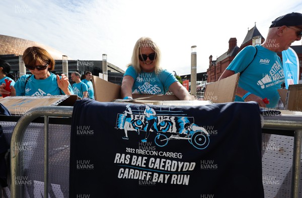 220522 - Brecon Carreg Cardiff Bay Run 10k - Volunteer Extra Milers help out at the run