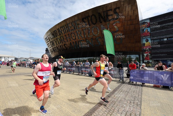220522 - Brecon Carreg Cardiff Bay Run 10k - Competitors make their way around the course
