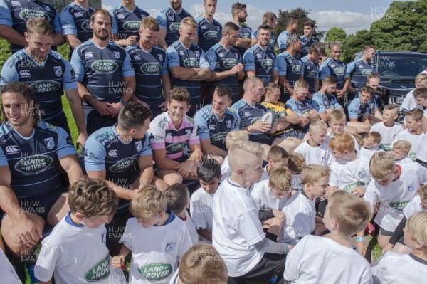 090816 - Cardiff Blues Sponsorship Announcement -Cardiff Blues squad at Cardiff Castle after announcing their new principal partner Land Rover with children from clubs around the region