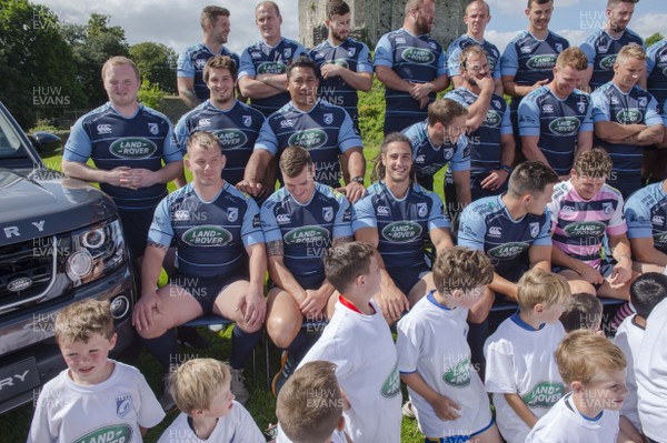 090816 - Cardiff Blues Sponsorship Announcement -Cardiff Blues squad at Cardiff Castle after announcing their new principal partner Land Rover with children from clubs around the region