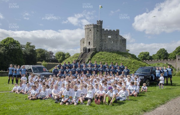 090816 - Cardiff Blues Sponsorship Announcement -Cardiff Blues squad at Cardiff Castle after announcing their new principal partner Land Rover with children from clubs around the region