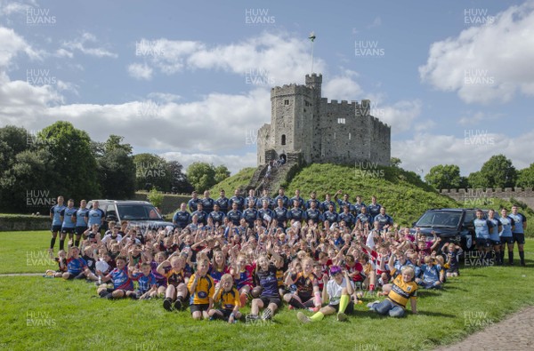 090816 - Cardiff Blues Sponsorship Announcement -Cardiff Blues squad at Cardiff Castle after announcing their new principal partner Land Rover with children from clubs around the region