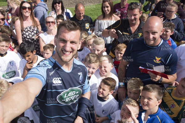 090816 - Cardiff Blues Sponsorship Announcement -Sam Warburton at Cardiff Castle after announcing Cardiff Blues new principal partner Land Rover with children from clubs around the region