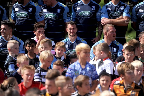 090816 - Cardiff Blues Sponsorship Announcement -Cardiff Blues squad at Cardiff Castle after announcing their new principal partner Land Rover with children from clubs around the region