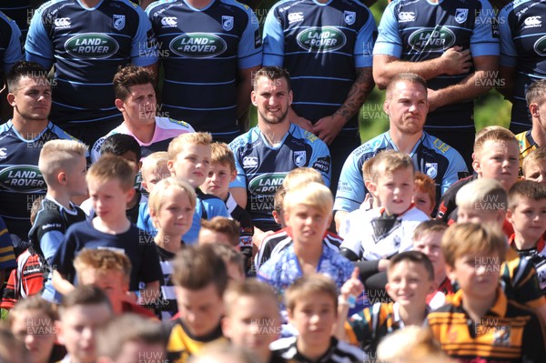 090816 - Cardiff Blues Sponsorship Announcement -Cardiff Blues squad at Cardiff Castle after announcing their new principal partner Land Rover with children from clubs around the region