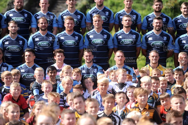 090816 - Cardiff Blues Sponsorship Announcement -Cardiff Blues squad at Cardiff Castle after announcing their new principal partner Land Rover with children from clubs around the region