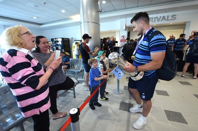 Cardiff Blues Arrive Home from Bilbao 130518