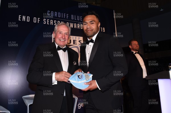 090519 - Cardiff Blues Awards - Willis Halaholo receives his 50th cap from Sir Gareth Edwards