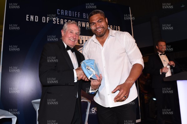 090519 - Cardiff Blues Awards - Nick Williams receives his 50th cap from Sir Gareth Edwards