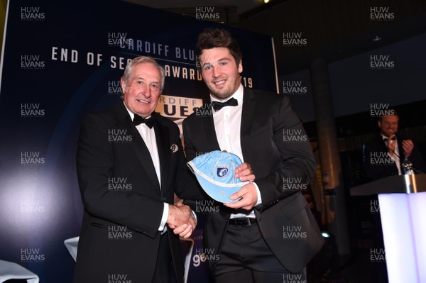 090519 - Cardiff Blues Awards - Brad Thyer receives his 50th cap from Sir Gareth Edwards