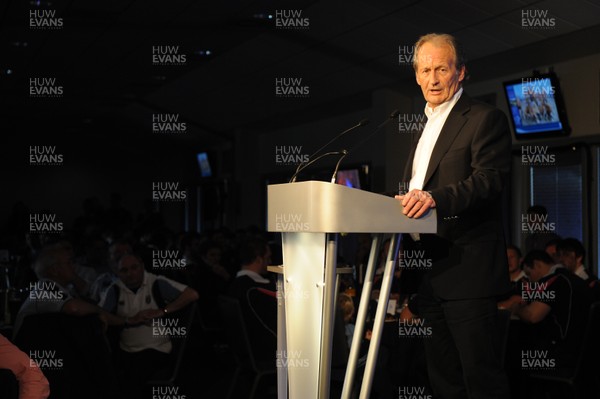 220412 - Cardiff Blues Awards Night -Cardiff Blues Chairman Peter Thomas makes his speech