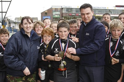 25.04.10 Cowbridge U12s v Rhiwbina U12s - Blues Cup - Sgt. Lisa Rawlings & Cprl Lyndon Edwards present Rhiwbina with The Under 12s Blues Cup trophy. 