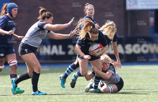 010919 - Cardiff Blues v Ospreys, WRU Women's Regional Championship - Manon Johnes of Cardiff Blues looks for a way through the Ospreys defence