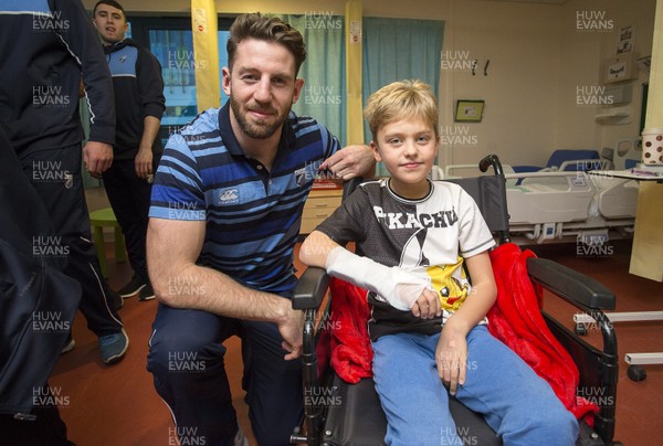 071217 - Cardiff Blues Children's Hospital Visit - Alex Cuthbert with Sam (aged 8)