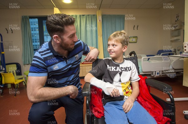 071217 - Cardiff Blues Children's Hospital Visit - Alex Cuthbert with Sam (aged 8)