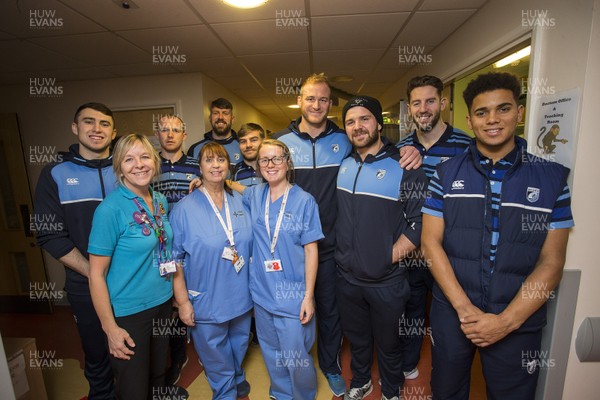 071217 - Cardiff Blues Children's Hospital Visit - Nurses have their photo with the Blues players