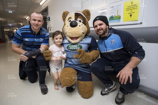 071217 - Cardiff Blues Children's Hospital Visit - Kelsey (aged 1) with Dan Fish, Bruiser the Bear and Kirby Myhill