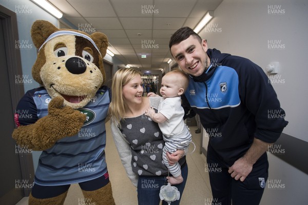 071217 - Cardiff Blues Children's Hospital Visit - Sophie Beach with son Toby (aged 1) with Bruiser the Bear and Rhun Williams