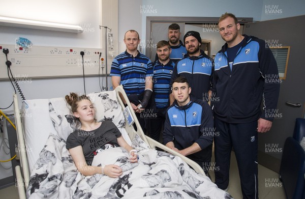 071217 - Cardiff Blues Children's Hospital Visit - Holly (aged 14) who had a brain tumour removed earlier this week with Dan Fish, Jack Roberts, James Down, Kirby Myhill, Rhun Williams and Damian Welch