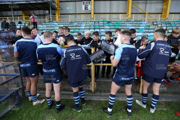 011018 - Cardiff Blues Open Training - Players sign autographs for local children