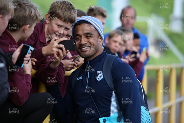 011018 - Cardiff Blues Open Training - Rey Lee-Lo of Cardiff Blues takes a selfie with the local children