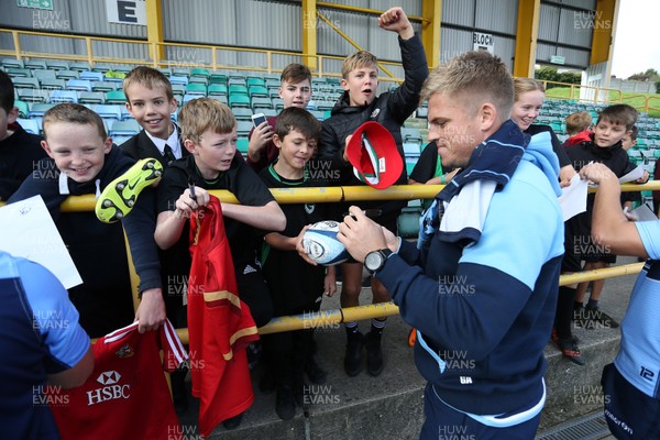 011018 - Cardiff Blues Open Training - Gareth Anscombe signs autographs  for local children