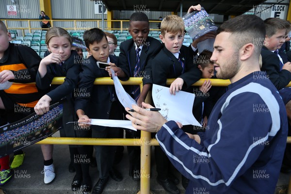 011018 - Cardiff Blues Open Training - Aled Summerhill signs autographs for local children