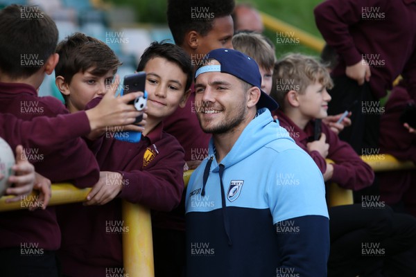 011018 - Cardiff Blues Open Training - Ellis Jenkins has a selfie with local children