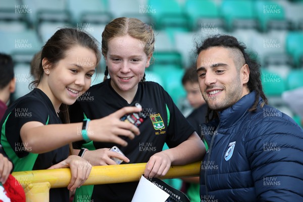 011018 - Cardiff Blues Open Training - Josh Navidi has a selfie with local children