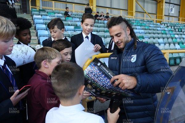 011018 - Cardiff Blues Open Training - Josh Navidi signs autographs for local children